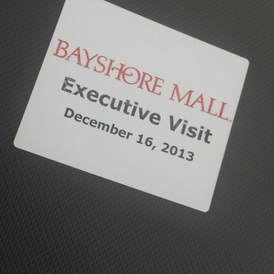Foto tirada no(a) Bayshore Mall por Caitlin G. em 12/16/2013