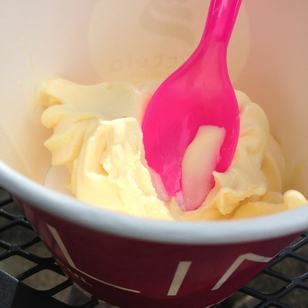 รูปภาพถ่ายที่ Fruttela Frozen Yogurt โดย Jessica เมื่อ 6/9/2013