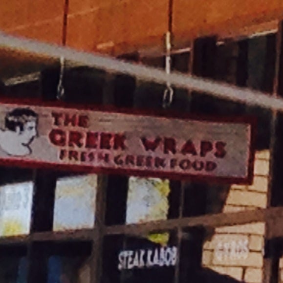 Foto tirada no(a) The Greek Wraps por Katy C. em 4/1/2014