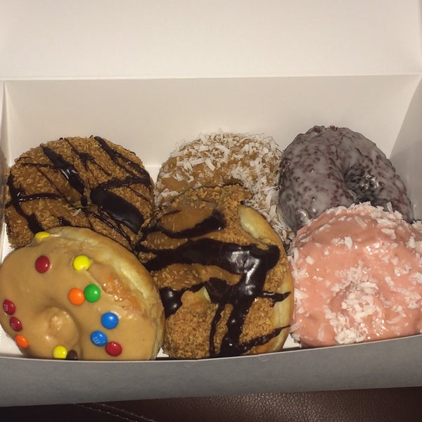 Снимок сделан в Sugar Shack Donuts &amp; Coffee пользователем Emily H. 2/20/2015
