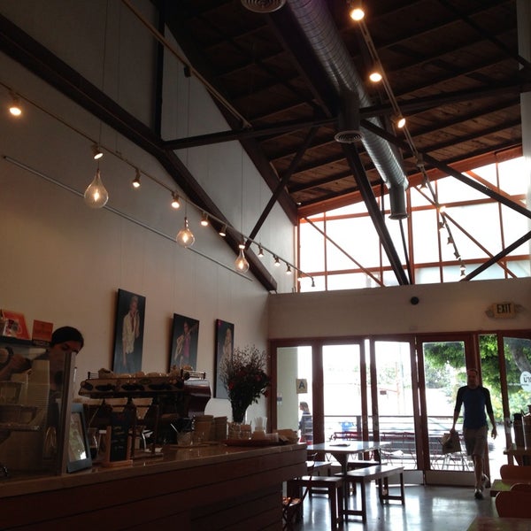 Photo taken at Bru Coffeebar by Doris N. on 5/25/2013