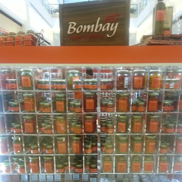 Das Foto wurde bei Bombay Herbs &amp; Spices von Rafael R. am 12/18/2013 aufgenommen
