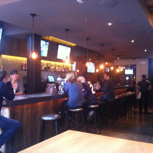 Foto tomada en Municipal Bar + Dining Co.  por Libby S. el 12/30/2012