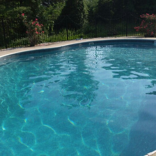 Помост для бассейна. Красивые бассейны на даче. Живой бассейн. Backyard pool. Бассейн из природного камня.