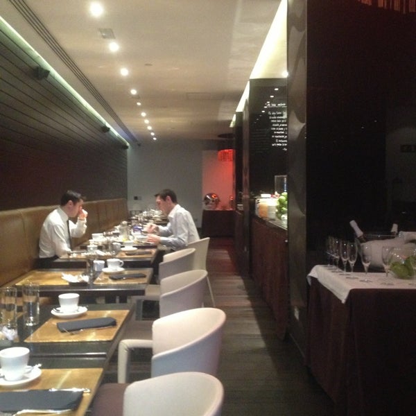 3/8/2013 tarihinde Sergey K.ziyaretçi tarafından ME Restaurant &amp; Lounge'de çekilen fotoğraf