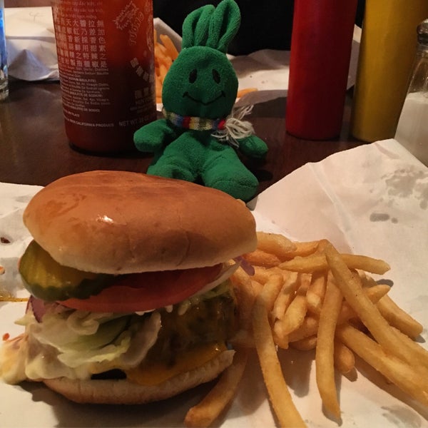 Das Foto wurde bei Burger Joint von greenie m. am 12/10/2016 aufgenommen