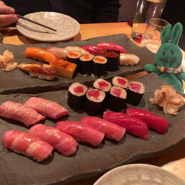 Das Foto wurde bei Sushi Azabu von greenie m. am 12/4/2019 aufgenommen