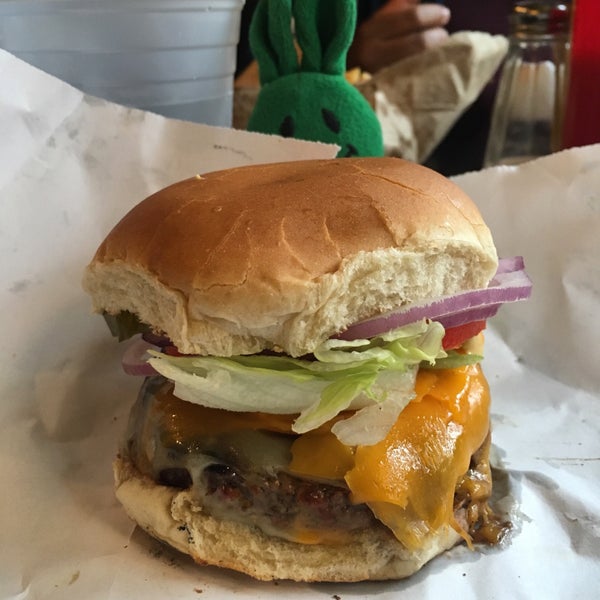 รูปภาพถ่ายที่ Burger Joint โดย greenie m. เมื่อ 11/10/2016