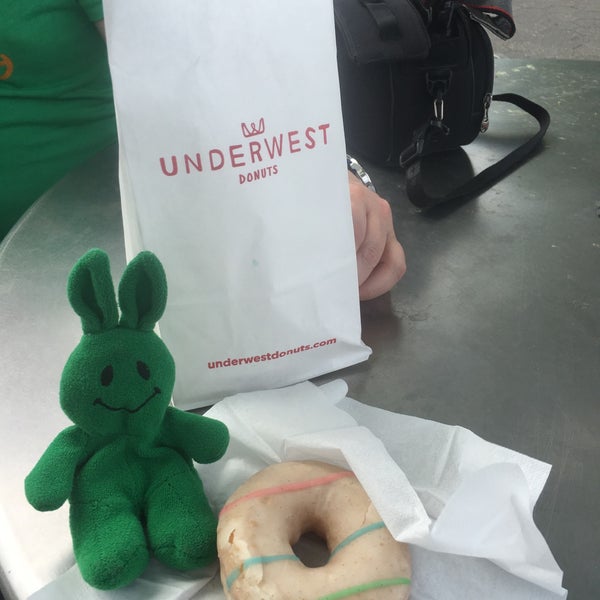 5/7/2017에 greenie m.님이 Underwest Donuts에서 찍은 사진