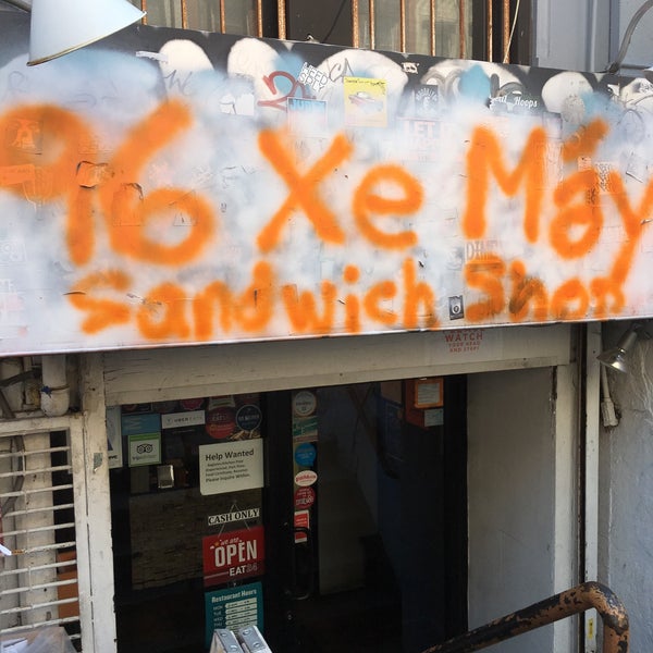 Das Foto wurde bei Xe Máy Sandwich Shop von greenie m. am 5/22/2017 aufgenommen