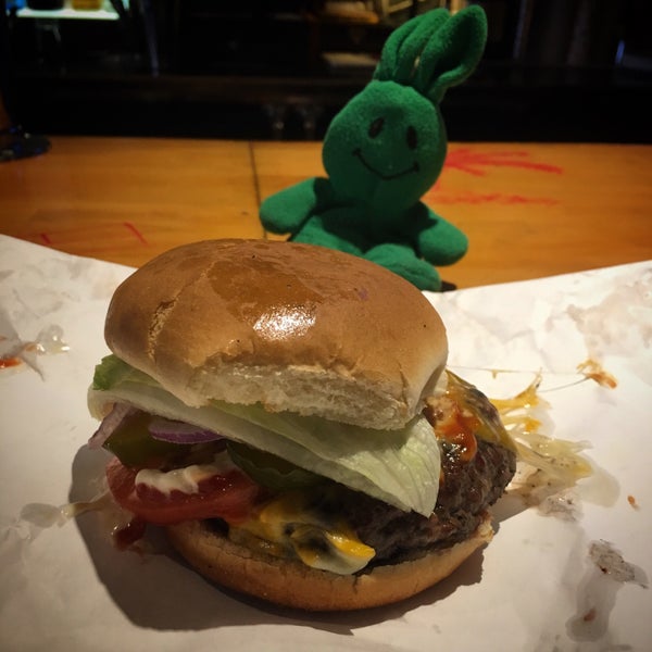 Das Foto wurde bei Burger Joint von greenie m. am 7/11/2017 aufgenommen