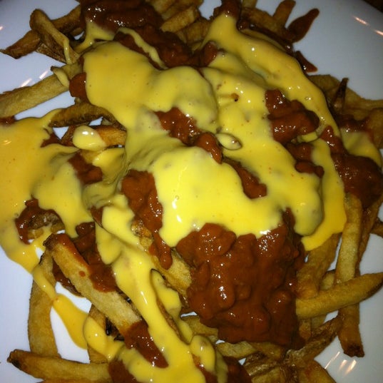Foto diambil di Meatheads Burgers &amp; Fries oleh DJ Cranky pada 12/17/2012