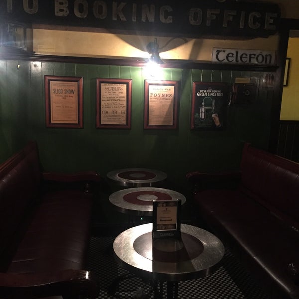 Foto diambil di The Wheeltapper Pub oleh Leigh S. pada 10/17/2015