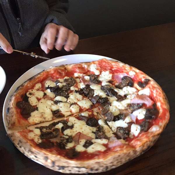 Das Foto wurde bei Pupatella Neapolitan Pizza von Leigh S. am 3/18/2017 aufgenommen