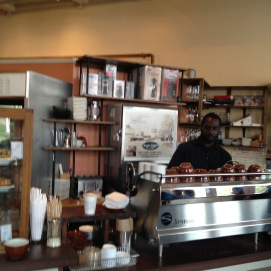 Foto scattata a Amherst Coffee + Bar da Gradon T. il 10/8/2012
