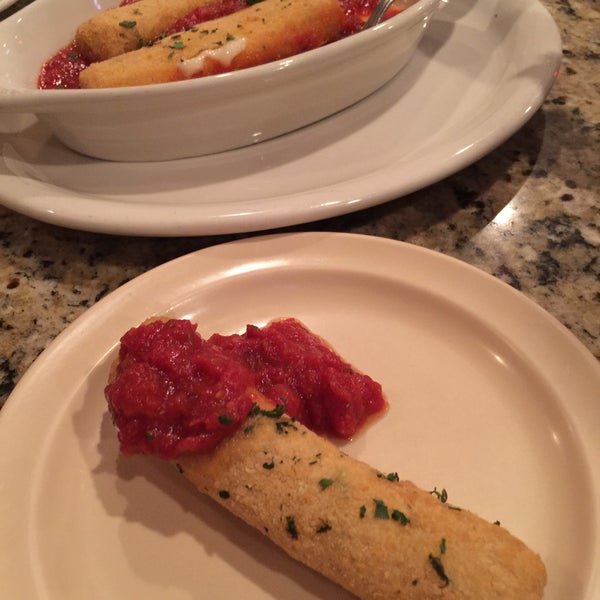 Foto tomada en Angelo&#39;s Italian Restaurant &amp; Pizzeria  por George P. el 1/6/2015