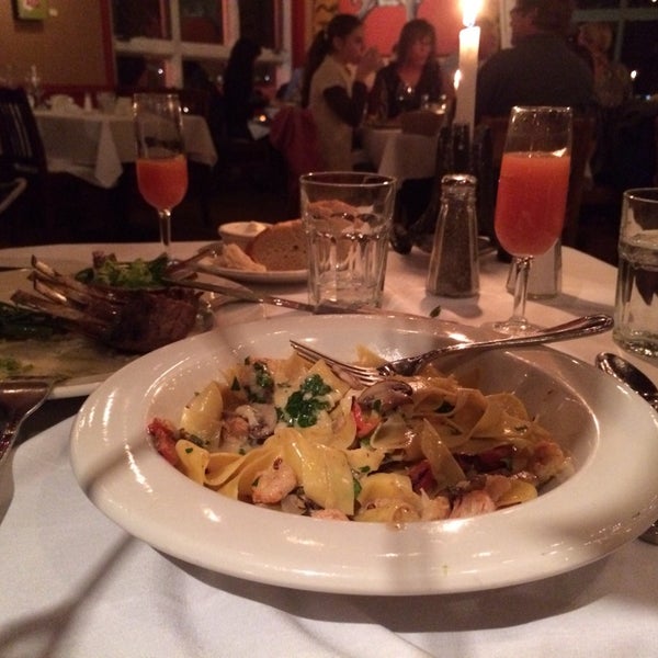 Das Foto wurde bei Cottonwood Restaurant &amp; Bar von Mar am 1/5/2014 aufgenommen