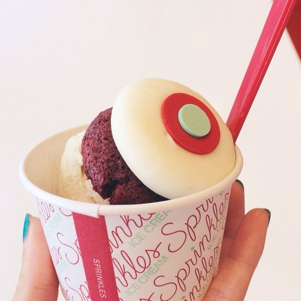 8/23/2014 tarihinde Hong P.ziyaretçi tarafından Sprinkles Dallas Ice Cream'de çekilen fotoğraf