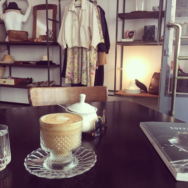 Foto tirada no(a) BOHO cafe &amp; store por Vladimir L. em 4/28/2018