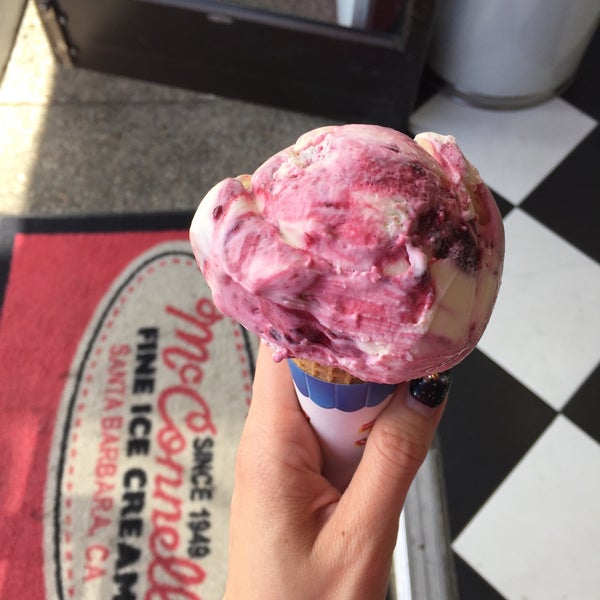 Foto diambil di Mission Street Ice Cream and Yogurt - Featuring McConnell&#39;s Fine Ice Creams oleh Angie pada 2/28/2015