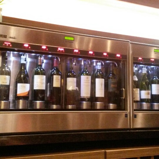 8/30/2014에 Flavia F.님이 D&#39;Vinos - Wine Store에서 찍은 사진