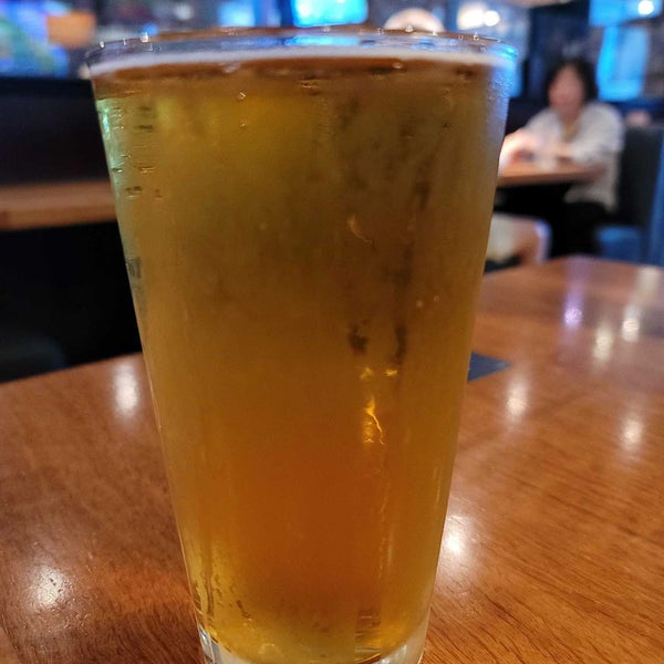 Photo taken at BJ&#39;s Restaurant &amp; Brewhouse by Juan R. on 9/27/2021