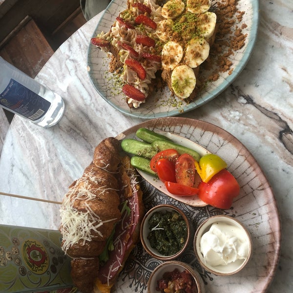 Das Foto wurde bei Brekkie Breakfast Club von Birsin Ulas am 5/5/2019 aufgenommen