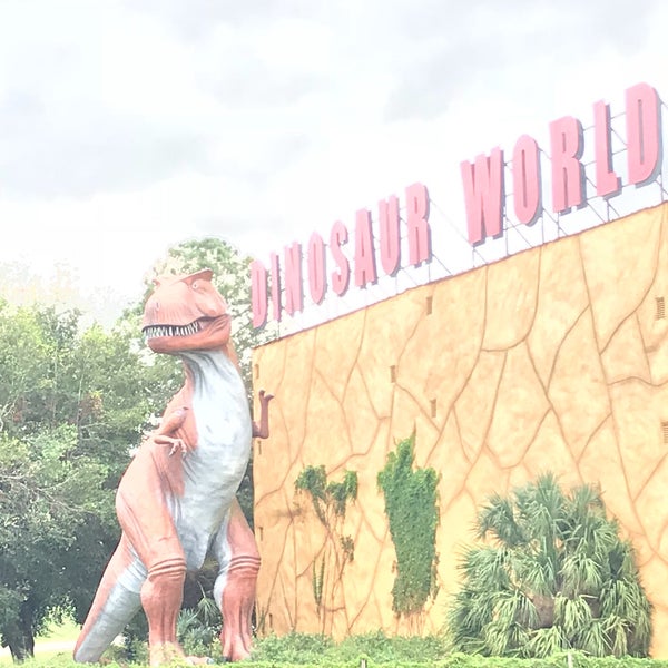 รูปภาพถ่ายที่ Dinosaur World โดย Renee D. เมื่อ 10/22/2017