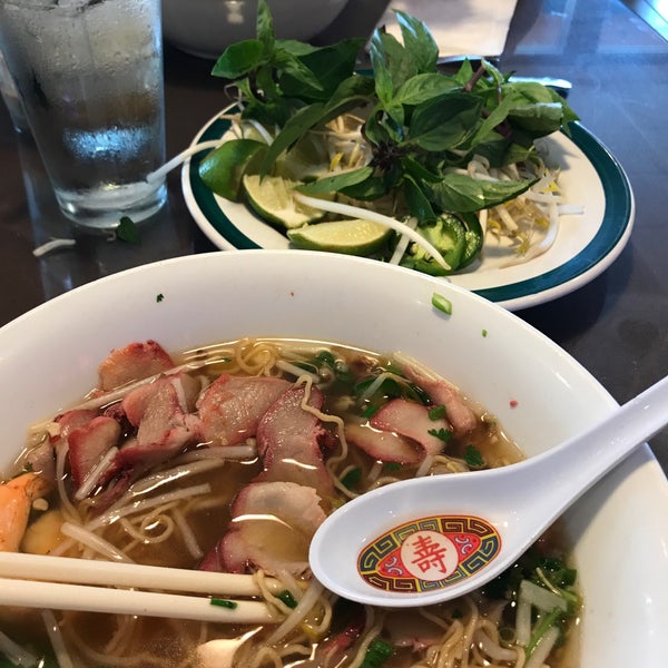 Снимок сделан в Little Saigon Restaurant пользователем Renee D. 10/7/2017