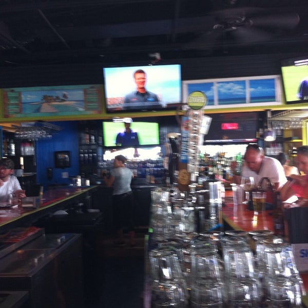 Foto diambil di Barracuda&#39;s Bar &amp; Grill oleh Renee D. pada 8/4/2013