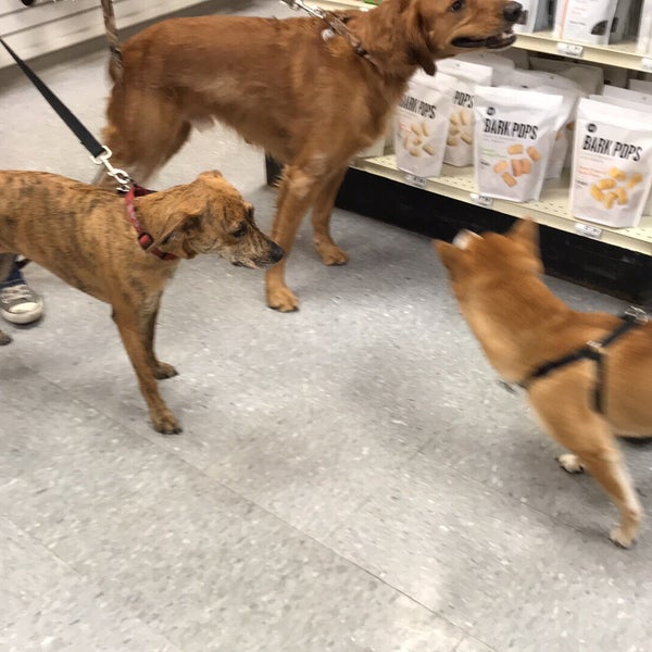 Photo taken at Chuck &amp; Don&#39;s Pet Food &amp; Supplies by Rei L. on 12/5/2017