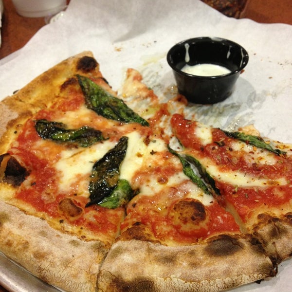 รูปภาพถ่ายที่ Custom Built Pizza โดย Bernita D. เมื่อ 2/27/2013