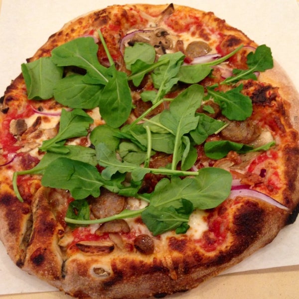 รูปภาพถ่ายที่ Custom Built Pizza โดย Bernita D. เมื่อ 7/14/2013