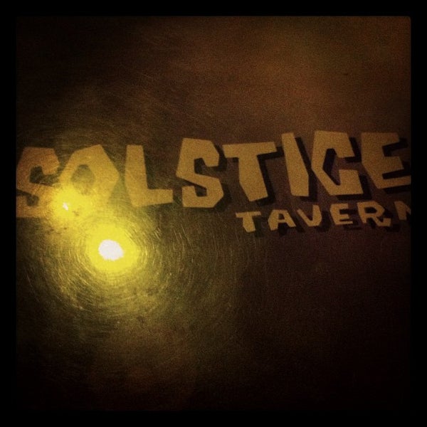 รูปภาพถ่ายที่ Solstice Tavern โดย Hillary M. เมื่อ 9/23/2012
