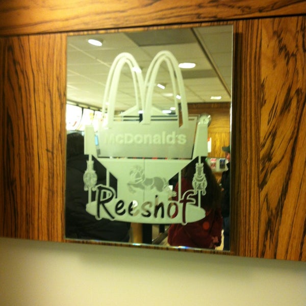 รูปภาพถ่ายที่ McDonald&#39;s โดย Remko S. เมื่อ 2/23/2013