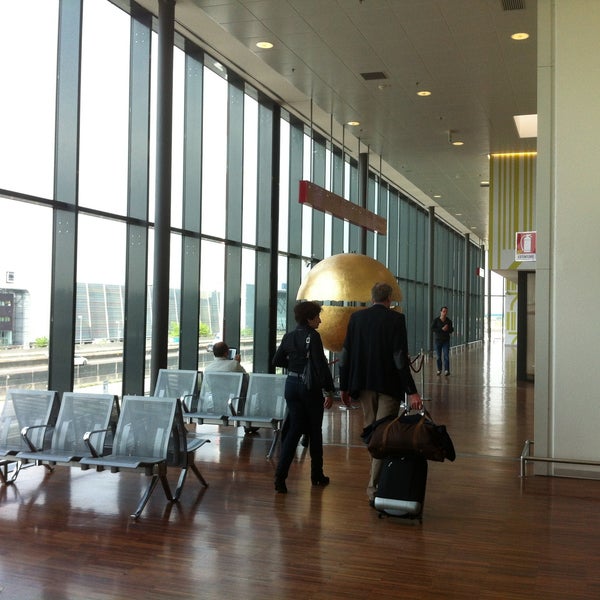Foto diambil di Aeroporto di Orio al Serio &quot;Il Caravaggio&quot; (BGY) oleh Viaggiatori pada 5/4/2013