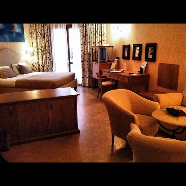 Das Foto wurde bei Tombolo Talasso Resort Castagneto Carducci von Viaggiatori am 12/7/2012 aufgenommen