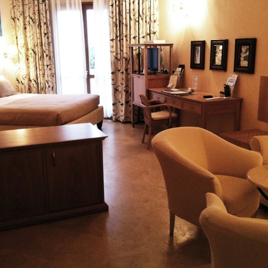 Das Foto wurde bei Tombolo Talasso Resort Castagneto Carducci von Viaggiatori am 12/7/2012 aufgenommen