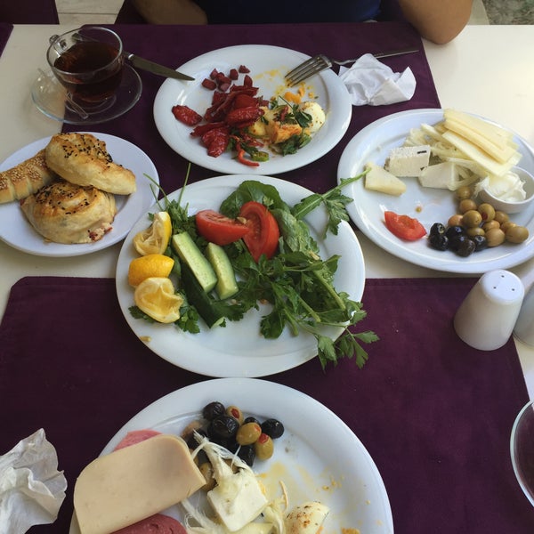 Das Foto wurde bei Tepe Tesisleri Cafe Restaurant Kır Düğün Salonu von Yunus Ö. am 9/12/2015 aufgenommen