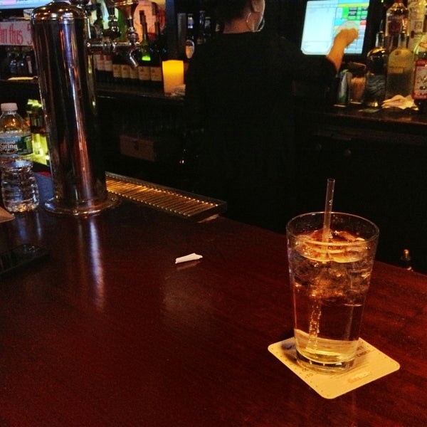 รูปภาพถ่ายที่ Jameson&#39;s Bar &amp; Grill โดย Jeff S. เมื่อ 1/19/2013