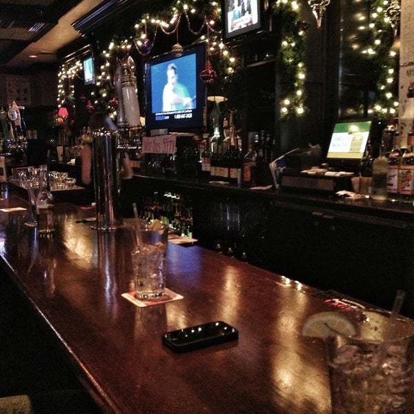 รูปภาพถ่ายที่ Jameson&#39;s Bar &amp; Grill โดย Jeff S. เมื่อ 1/5/2013