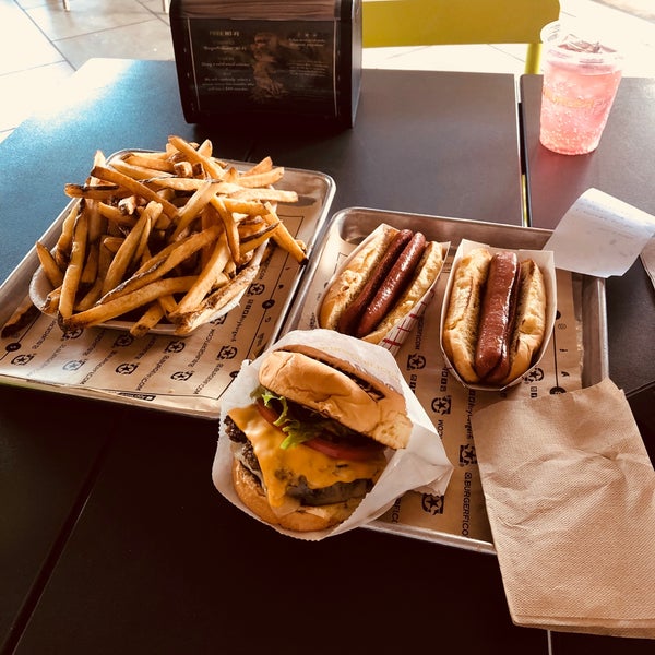 Photo taken at BurgerFi by Junio on 1/13/2018
