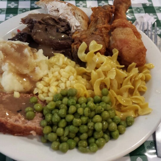 Foto scattata a Good &#39;N Plenty Restaurant da Holly H. il 7/12/2014