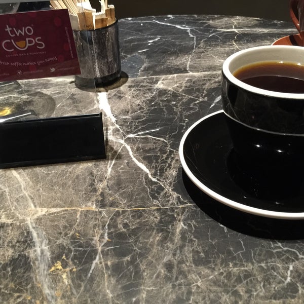 Das Foto wurde bei Two Cups Coffee von Onur H. am 1/9/2015 aufgenommen