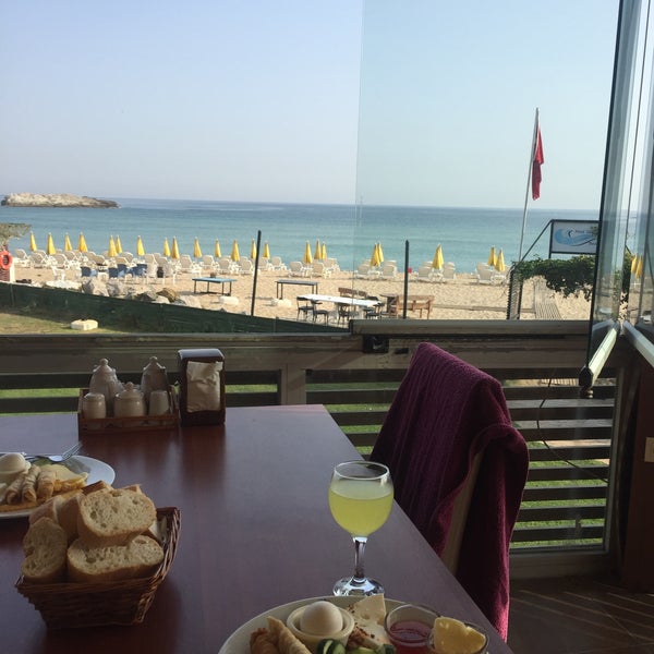 Das Foto wurde bei Mad Sea Beach Hotel von Mustafa Çağri S. am 9/10/2017 aufgenommen