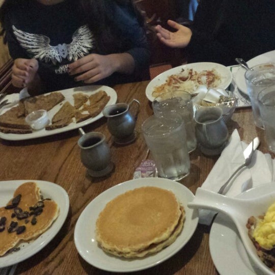 11/16/2013 tarihinde Antonio B.ziyaretçi tarafından Rise N Dine Pancake Cafe'de çekilen fotoğraf