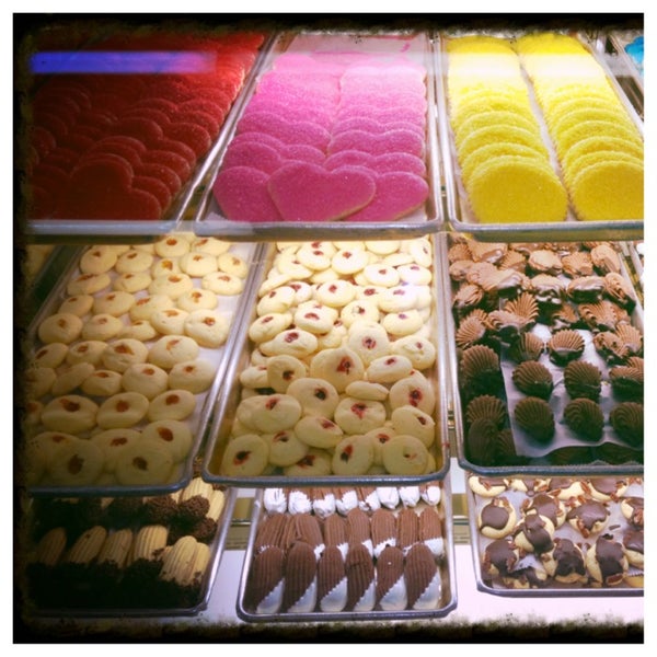 4/8/2013에 Princess M.님이 Lutz Cafe &amp; Pastry Shop에서 찍은 사진