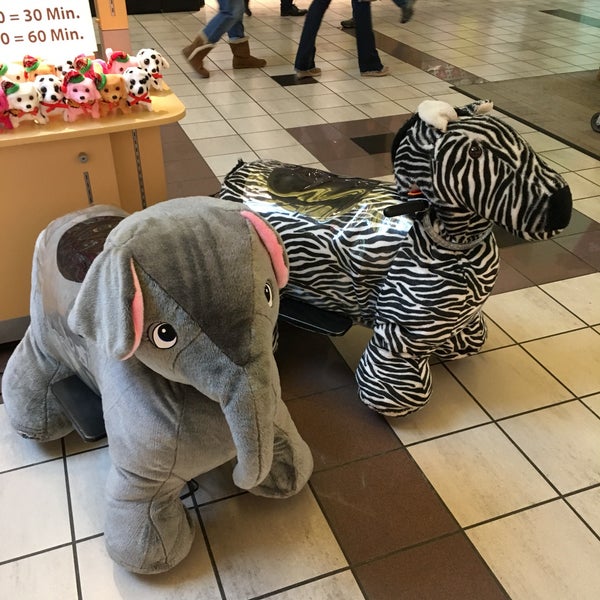 Foto tomada en Alderwood Mall  por Danielle L. el 3/13/2017