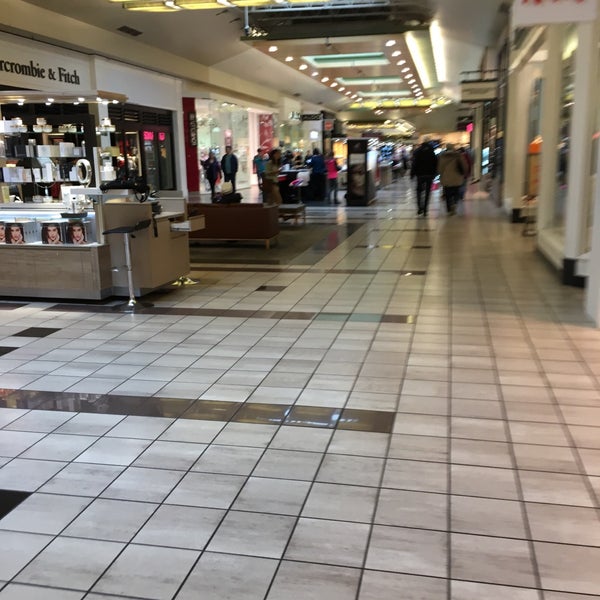 รูปภาพถ่ายที่ Alderwood Mall โดย Danielle L. เมื่อ 3/13/2017