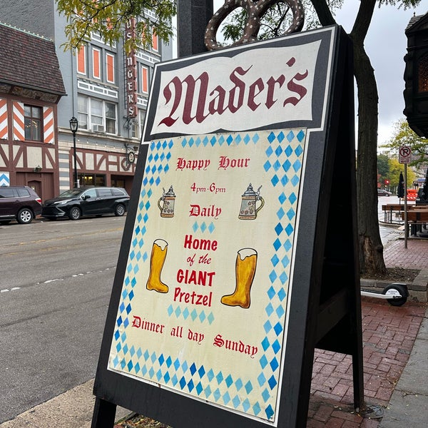 Foto diambil di Mader&#39;s Restaurant oleh Mandy D. pada 10/23/2023